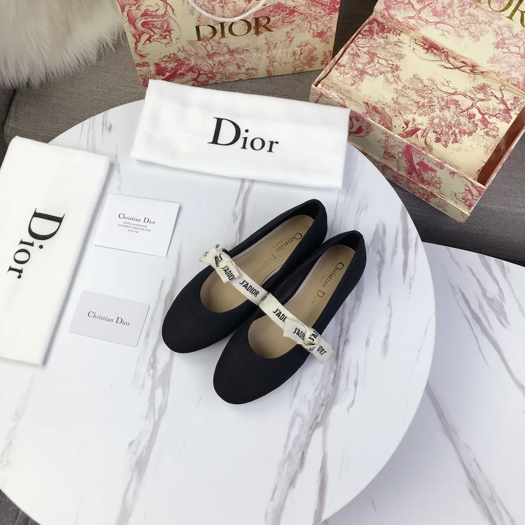 p440👟👟 DIOR Dior counter's new bow🎀webbed flat ballet shoes👯 The simple round-toed flats immediately enhance a lot of elegance and girlish innocence when paired with the J'adior woven strap. They feel very fairy tale and girlish, and they are super beautiful to wear💦It also has an elegant name miss j'adior. When you go shopping, you will definitely turn heads💯 The lining and feet are made of the same cowhide lining as the original, and the original film-free genuine leather outsole imported from Italy! Code number: 35-41 (40041 customized, non-returnable)